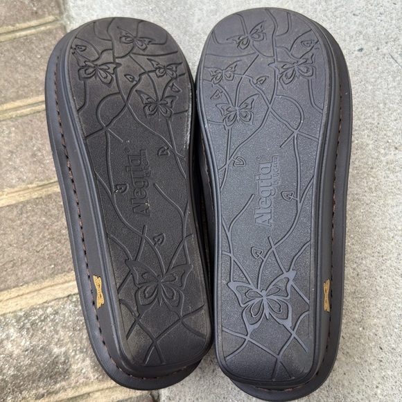 Alegria Brenna Brandy Brown Suede Leather Embossed Clogs. Size 41 ( 10.5-11 ). - Picture 11 of 12